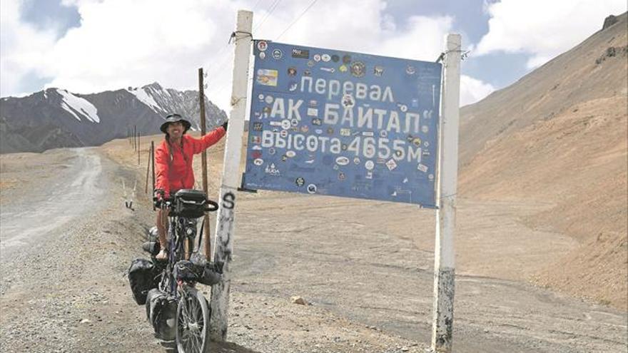 Quico, a cien sonrisas por hora en su bicicleta