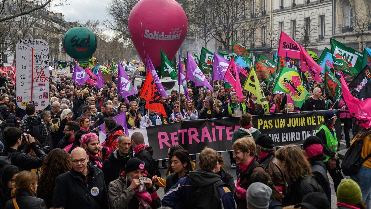 Los sindicatos mantienen la presión contra Macron en la calle.