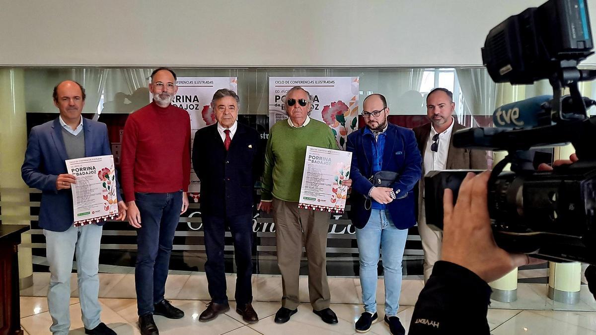 Marín, Palomino, Zambrano, El Madalena, El Perrete y Joaquín Muñino, en la presentación del ciclo este lunes en Badajoz.