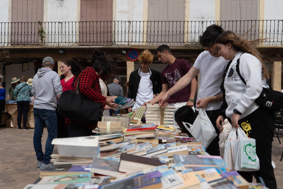 Puesto de libros de ocasión con alumnos del IES Fuentesaúco