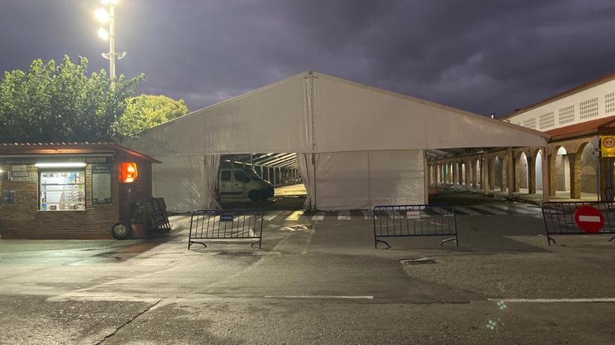 Una de las carpas de degustación instaladas ya en O Corgo, anoche, entre el edificio de la lonja y el bar O Moscón.