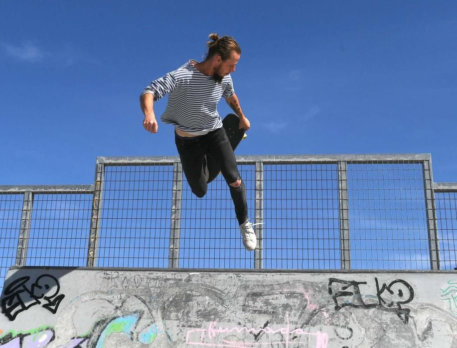 Patinar en 'skateboard', deporte que practicaba el coruñés víctima del atentado de Londres, seduce en la ciudad a dos centenares de personas, habituales en pistas como la de Os Rosales.