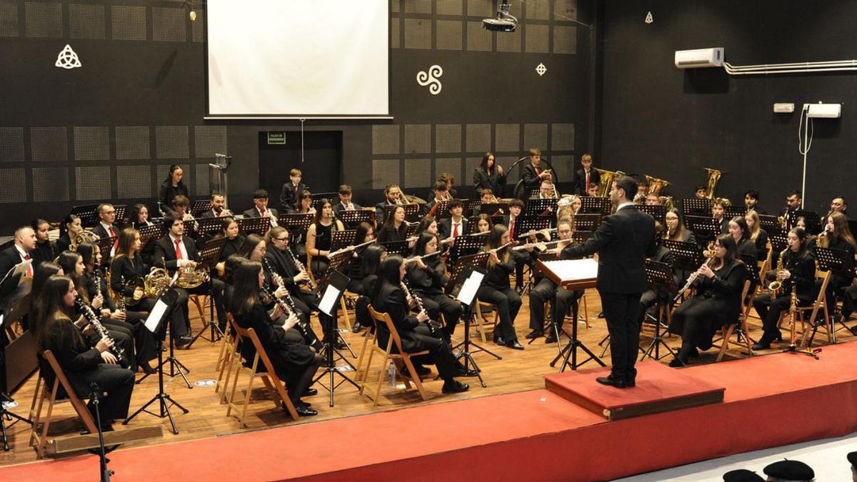 Máis de 70 músicos no escenario do auditorio de Vilatuxe.