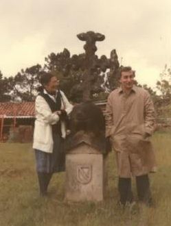 Emilio Vila y su mujer tras localizar el monumento en Teo.