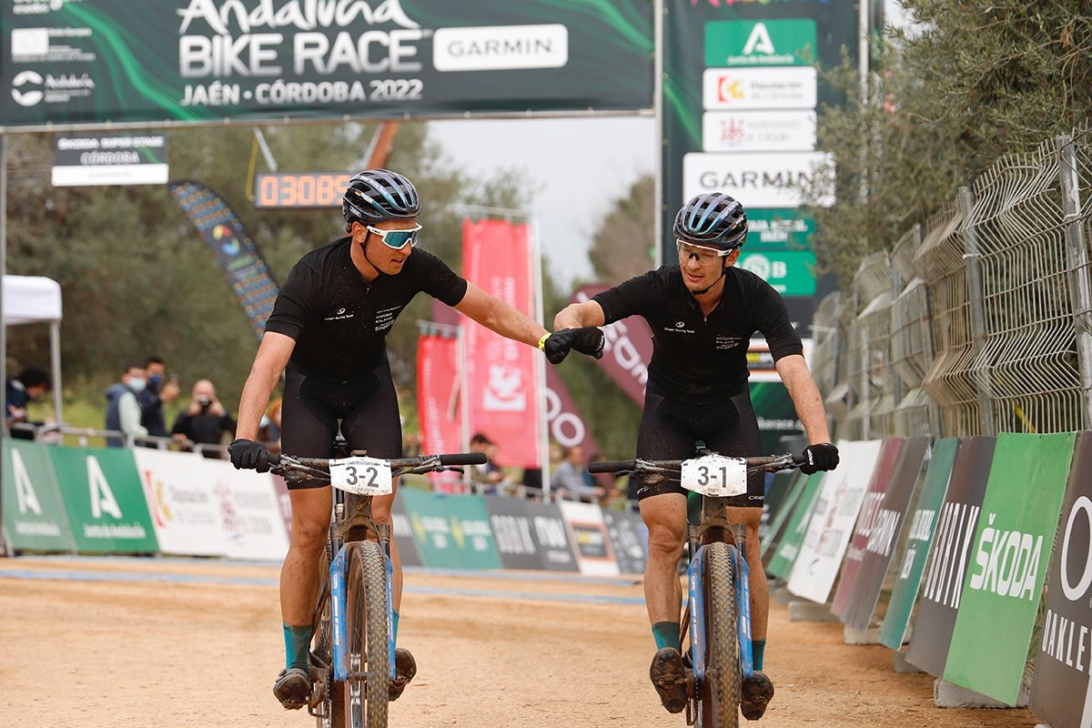 Las imágenes de la espectacular etapa de la Andalucía Bike Race