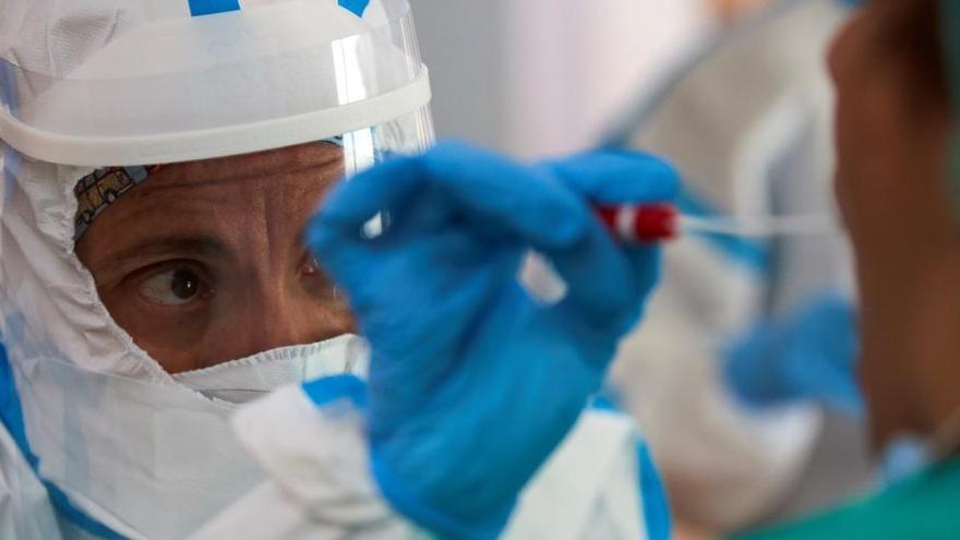 Un sanitario realiza una prueba de coronavirus.