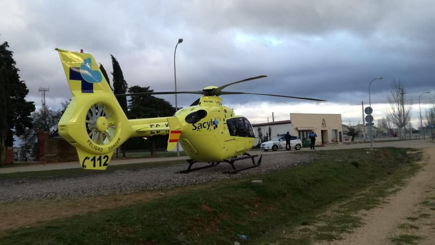 Dos jóvenes heridos al volcar un vehículo en un camino en Villanueva del Campo