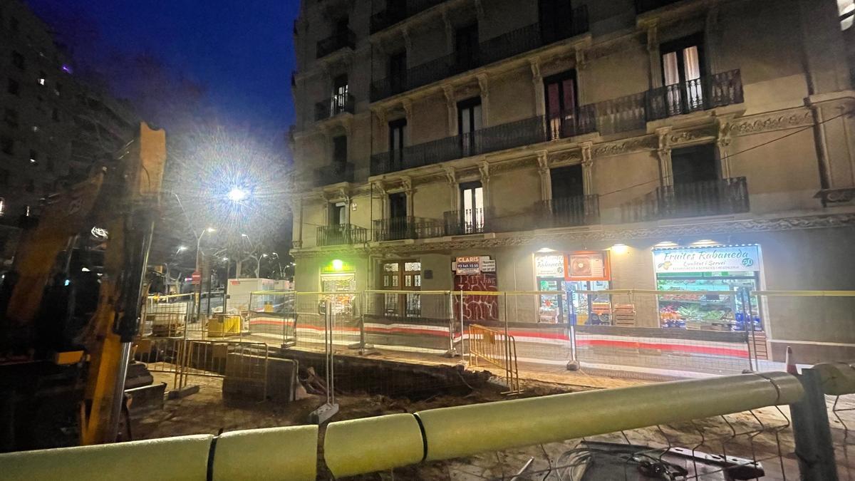 La finca del 93 de Urgell, rodeada ya por las obras preliminares de la L8 de Ferrocarrils