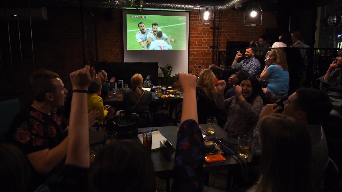 Clientes ven un partido de fútbol del Mundial de Rusia (en un bar no afectado por la investigación)