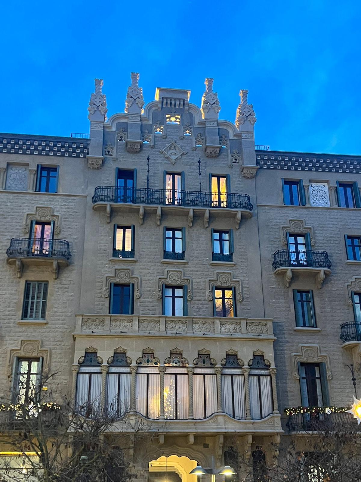 La façana central de la Buresa amb els pinacles al capdamunt destruïts entre 1955 i 1959