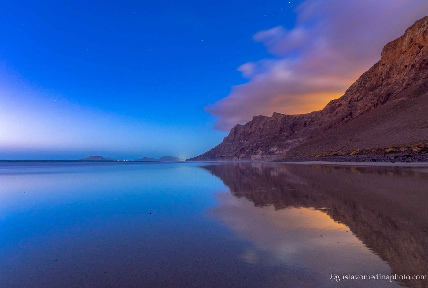 La hora azul en Famara.