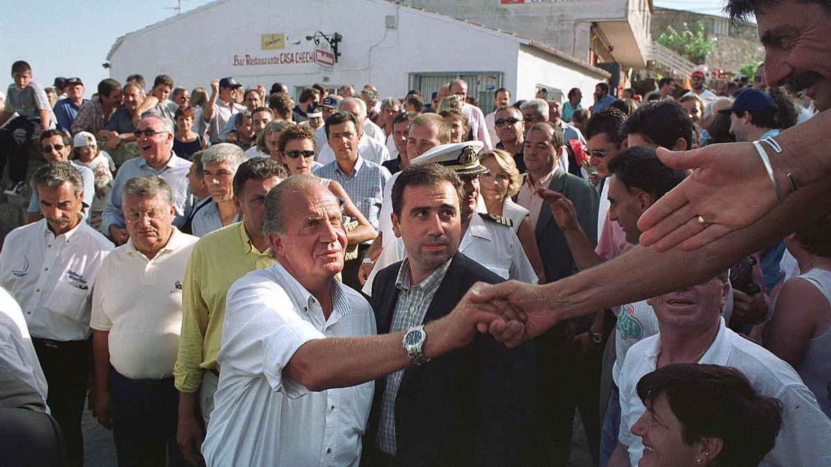 Don Juan Carlos, en su histórica visita a la isla de Ons en septiembre de 2000