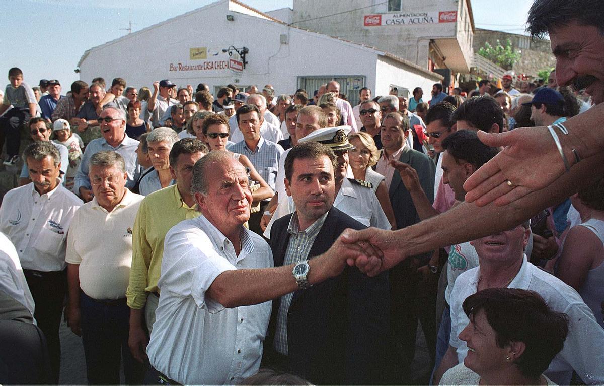 Don Juan Carlos, en su histórica visita a la isla de Ons en septiembre de 2000