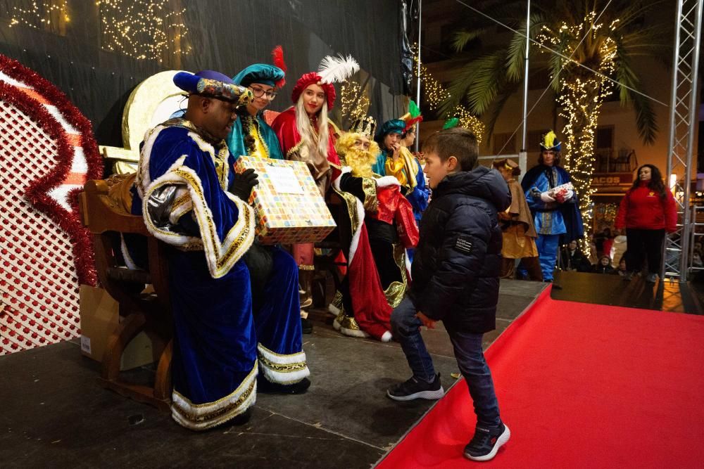 Los Reyes Magos, escoltados por pajes reales y bailarinas, reparten entre el público 800 kilos de caramelos y gominolas