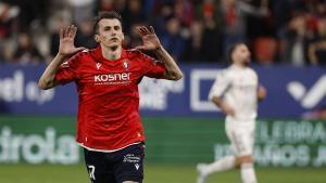 PAMPLONA, 21/02/2026.- El delantero croata de Osasuna Ante Budimir celebra su gol durante el partido de la jornada 25 de LaLiga que disputan CA Osasuna y Real Madrid, este sábado en el estadio de El Sadar de Pamplona. EFE/Villar López