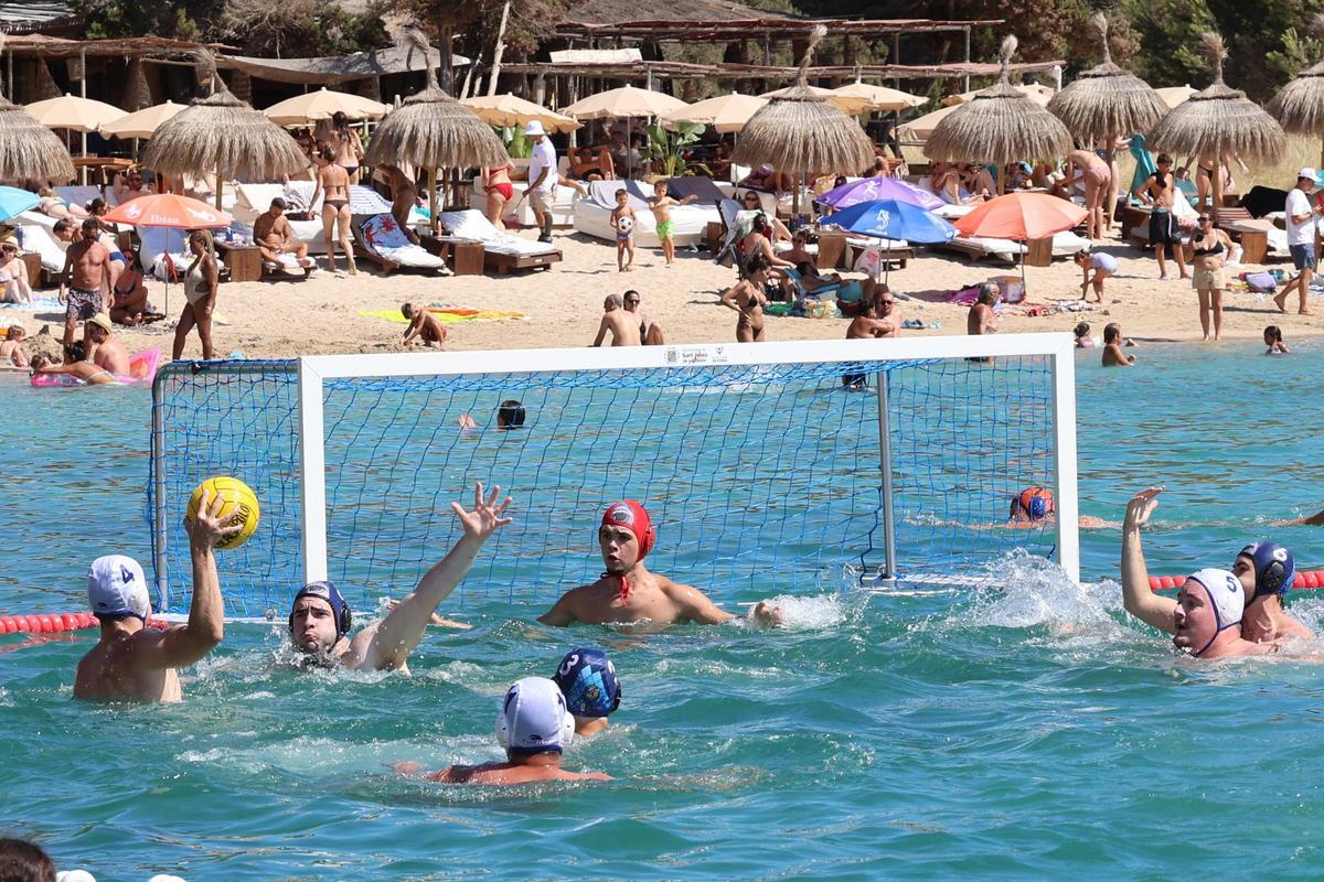 Imágenes de la jornada de fase de grupos del Beach Polo Sant Josep celebrado en Port des Torrent