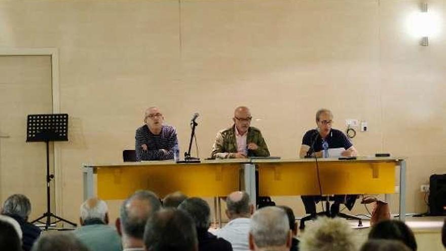 Roberto Ardura, en el centro, durante la asamblea de socios.