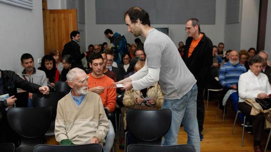 Eduardo Romero y Roberto Porras saludan a los asistentes al acto.