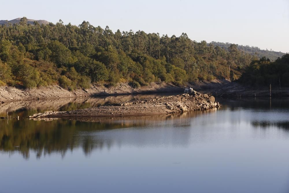 El embalse de Eiras perdió desde julio el 40,5% de su volumen de agua, pero todavía permanece por encima de sus mínimos históricos registrados en 2011.