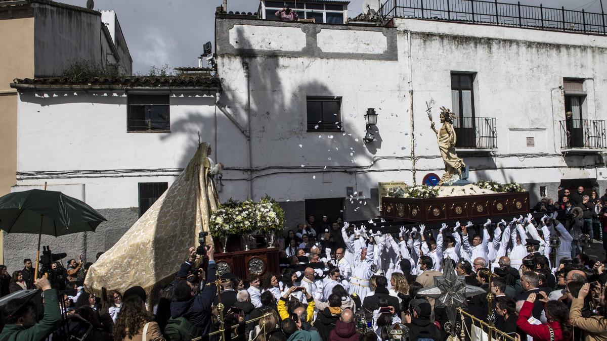 El Resucitado y la Virgen de la Alegría apresuran su Encuentro en Cáceres