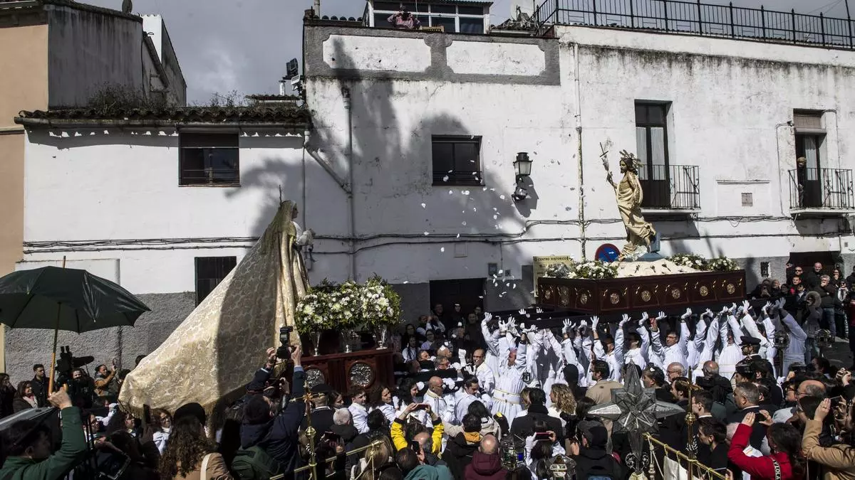 El Resucitado y la Virgen de la Alegría apresuran su encuentro en Las Claras para esquivar la lluvia en Cáceres