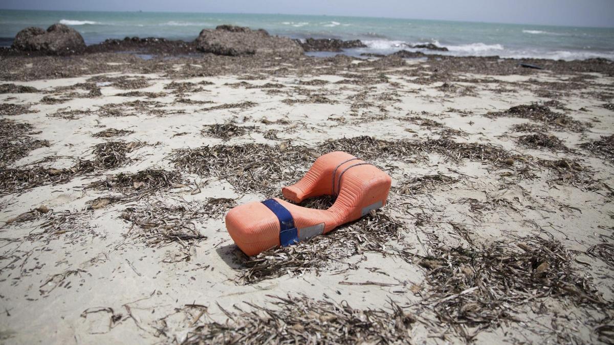 Un salvavidas en tierra tras un naufragio.