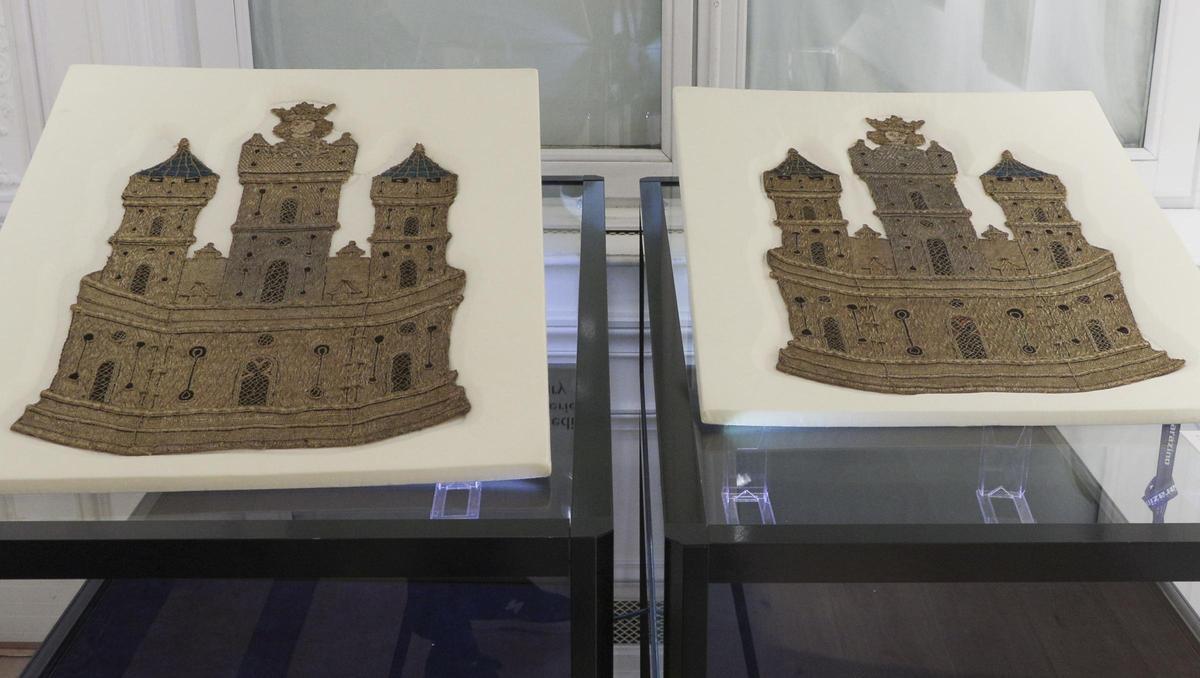 Los dos bordados del Reino de Castilla que se van a subastar en Londres.