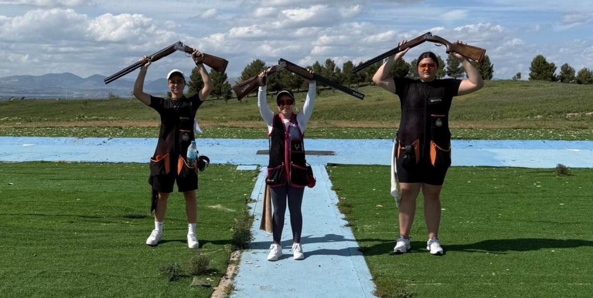 Irene del Rey, a la izquierda, tras ganar la plata júnior en el Campeonato de España.