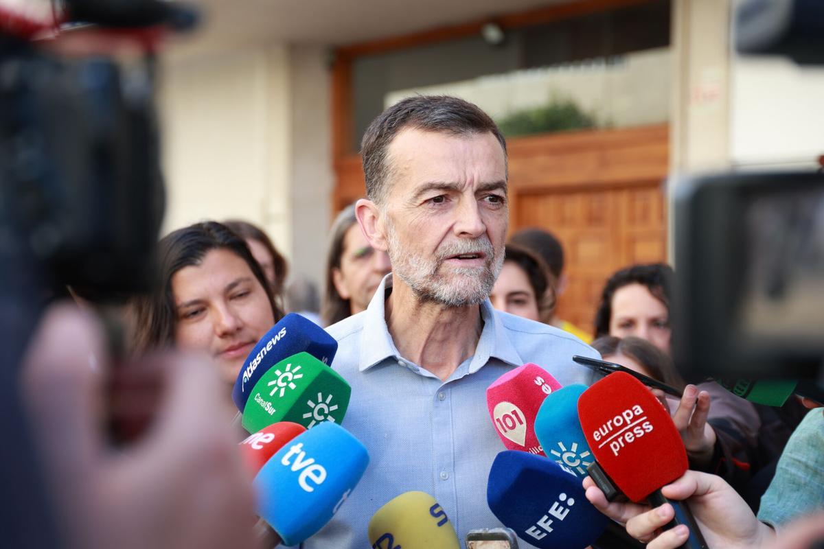 El candidato de Por Andalucía, Antonio Maíllo, atiende a los medios de comunicación tras ejercer su derecho al voto en el Colegio Salesiano Santísima Trinidad El candidato de Por Andalucía, Antonio Maíllo, atiende a los medios de comunicación tras ejercer su derecho al voto en el Colegio Salesiano Santísima Trinidad