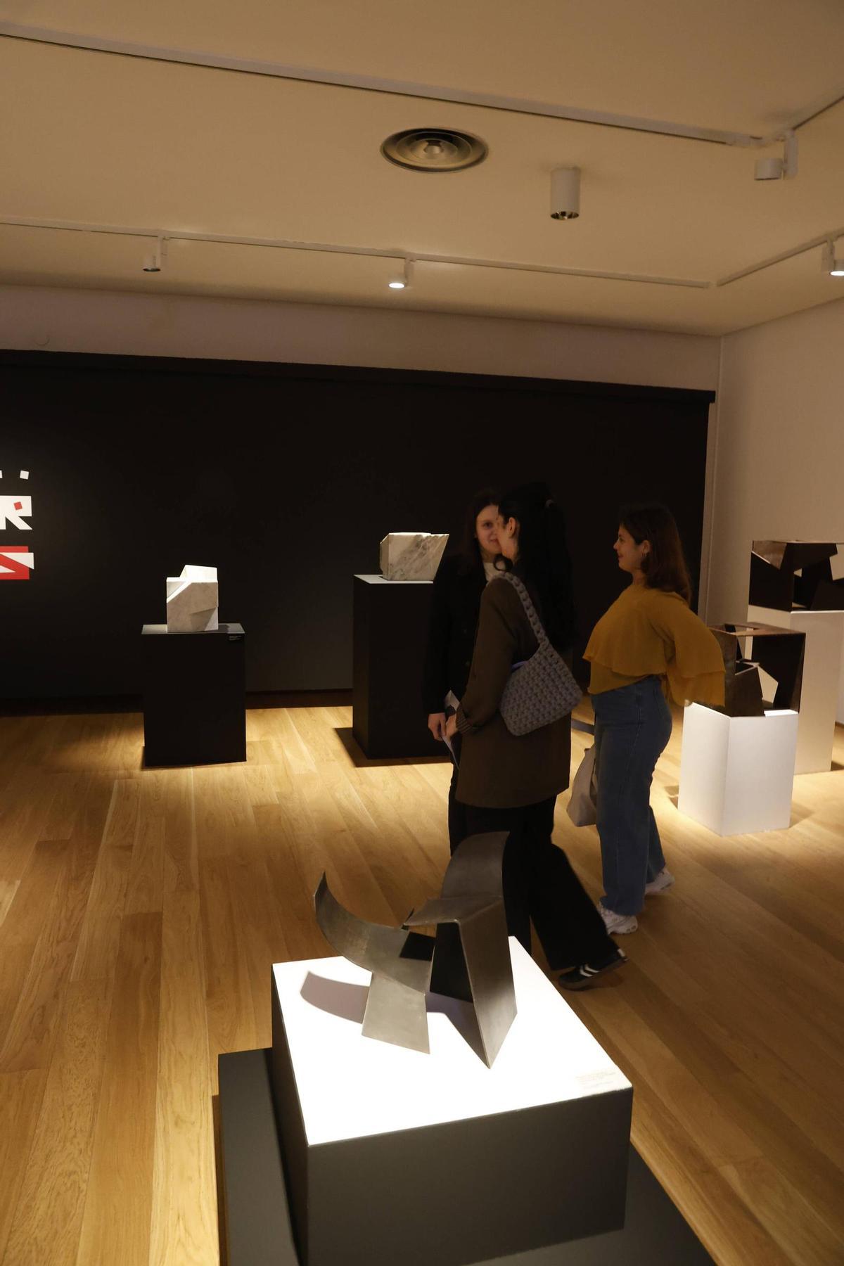 La Casa Natal de Jovellanos inaugura una exposición de homenaje al escultor Amador Rodríguez (en imágenes)