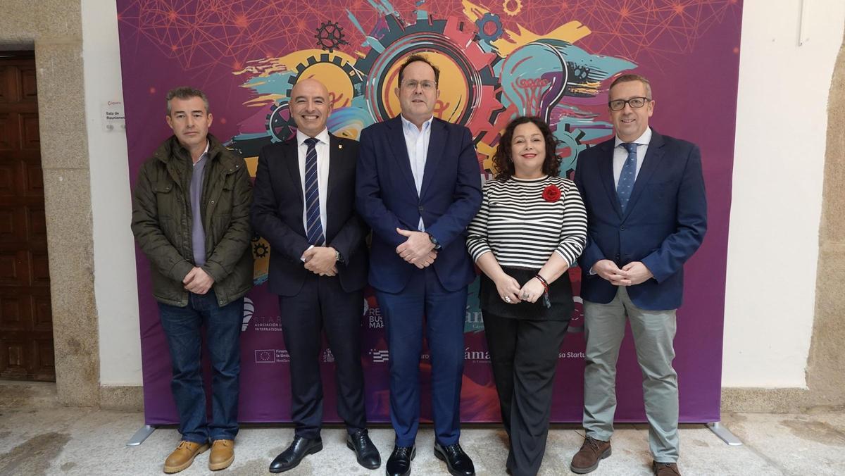 Tomás Sánchez Campo, diputado de Innovación de la Diputación de Cáceres, Juan Carlos Preciado, secretario general de Innovación de la Junta; Raúl Iglesias, secretario general de la Cámara de Comercio; y Emilio Borrega, teniente de alcalde del Ayuntamiento de Cáceres.