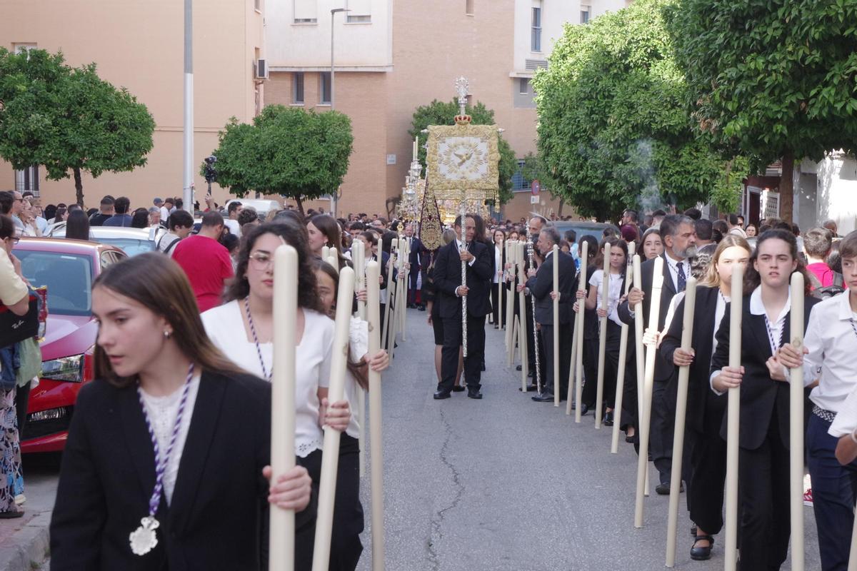 Fotos de la procesión del Rocío Coronada por el barrio de la Victoria Fotos de la procesión del Rocío Coronada por el barrio de la Victoria