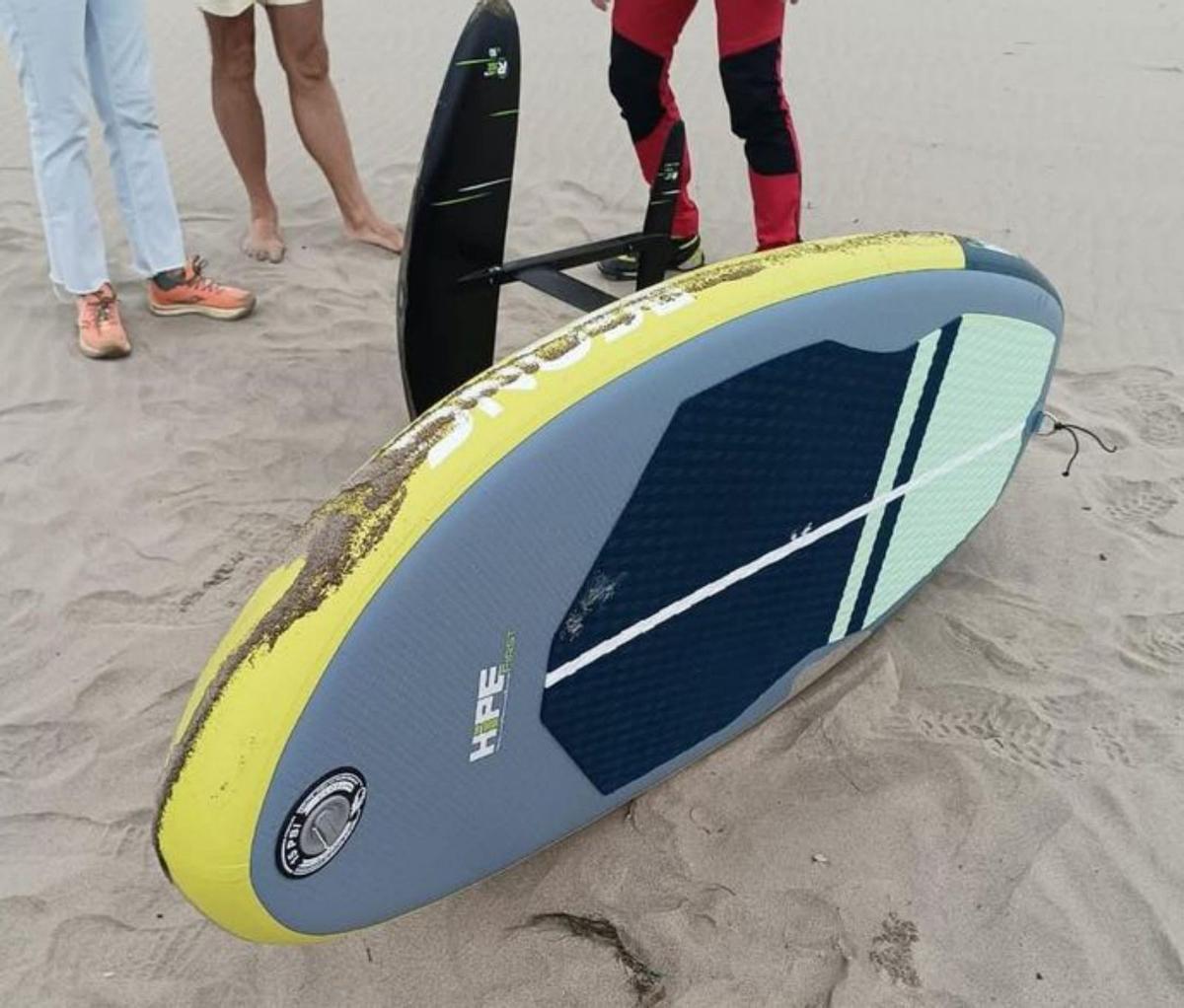 Se busca al dueño de una tabla de surf que movilizó al 112 Asturias en Salinas