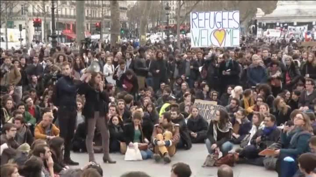 Desenes de joves fa dies que estan concentrats a la plaça de la República de París.