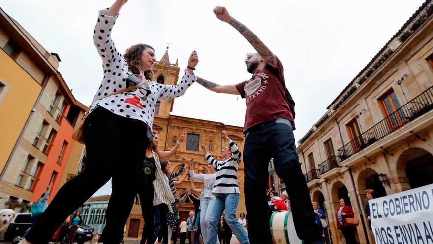 El baile protesta de &quot;Trasgu&quot; llena la plaza