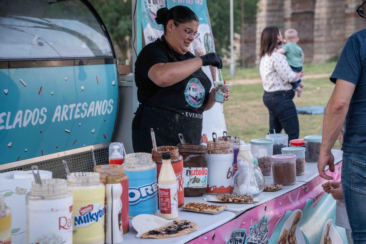 Hamburguesas y ambientazo a los pies del acueducto de los Milagros.