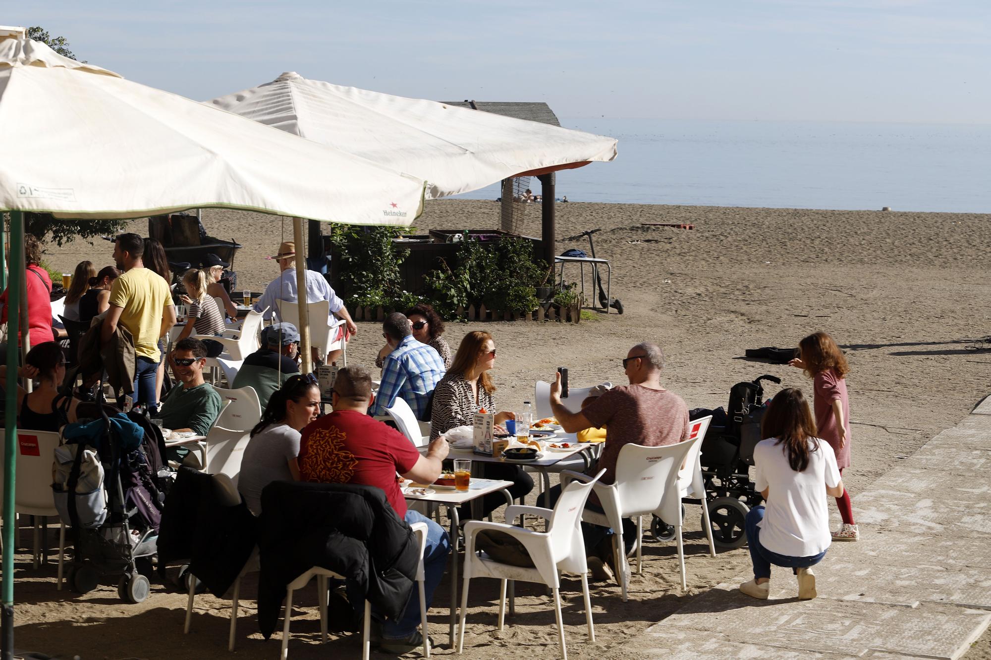 La capital ha disfrutado este lunes, 26 de diciembre de 2022, de unas máximas que rondaban los veinte grados centígrados, lo que ha animado a muchos a tomar el sol en el playa