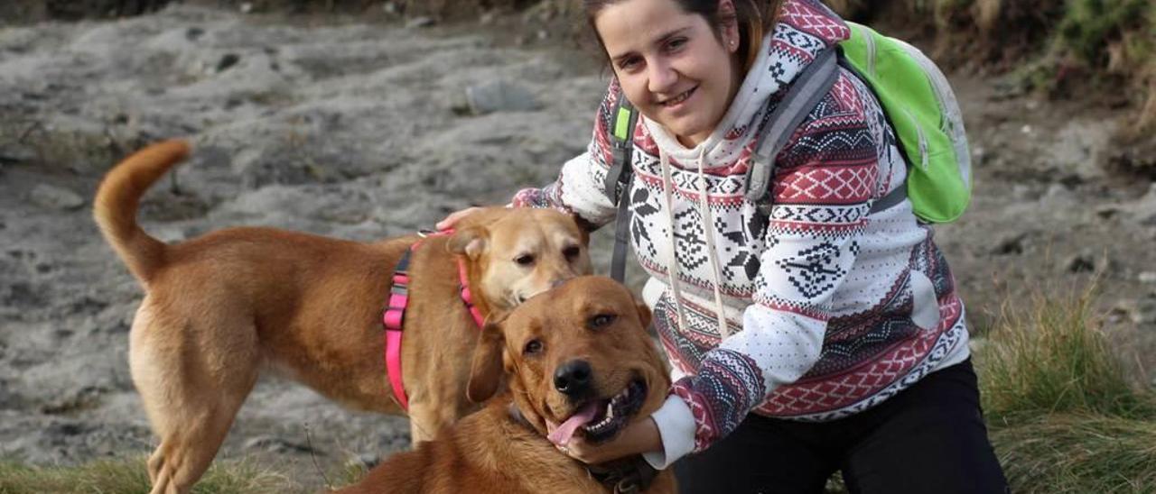 Ángela Carrubba, con dos de los perros bajo custodia de la protectora.