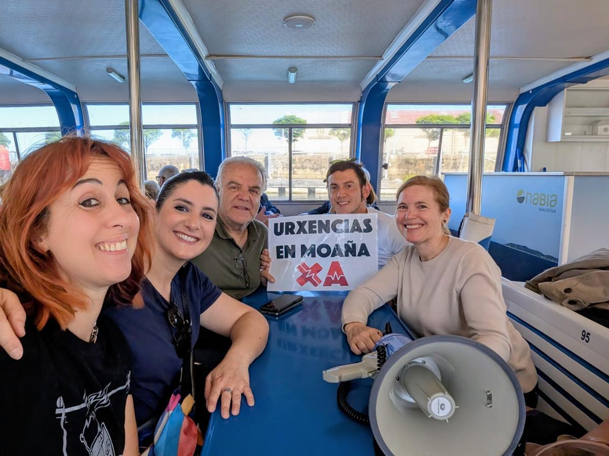 Representantes del gobierno local, acudiendo a Vigo en transporte de ría.