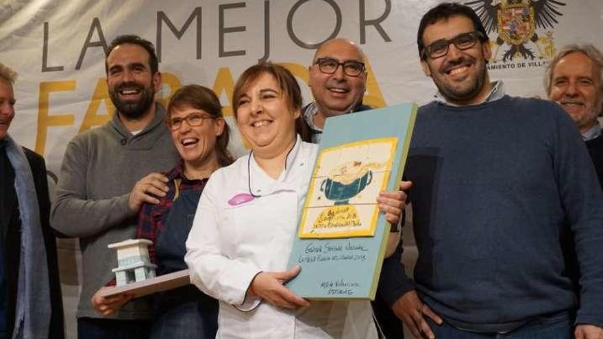 Teresa Lastra y Bautista Menéndez, con el galardón, flanqueados por los representantes de La Taberna Zapico y de Llamber.