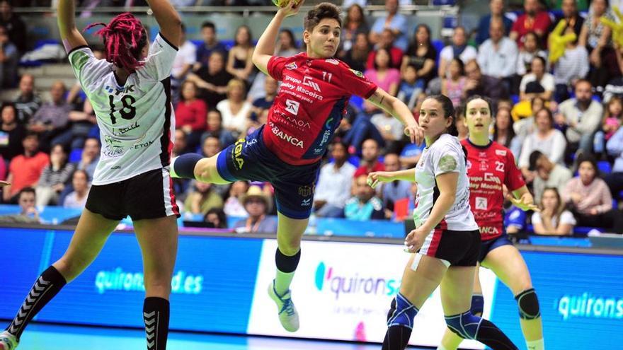 Cecilia Cacheda, en un partido de esta temporada. // Ricardo Grobas