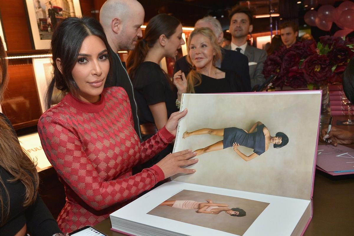 Kim Kardashian con el libro de Naomi Campbell