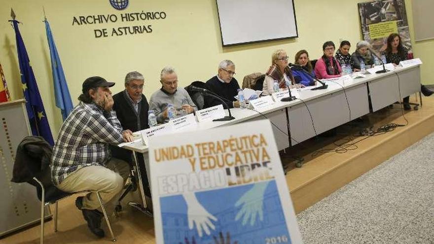 Desde la izquierda, Jesús Álvarez (Albéniz), Luis Manuel Flórez (Proyecto Hombre), Antonio Trevín (PSOE), Gaspar Llamazares (IU), Rosa Fernández (Familiares de la UTE), Rosa Espiño (Podemos), Eva Iglesias (exvoluntaria de Pastoral Penitenciaria), Diana Sánchez (Ciudadanos), Eladia González (Prisión y Sociedad) y Ana M. Menéndez (Amigos Contra la Droga).