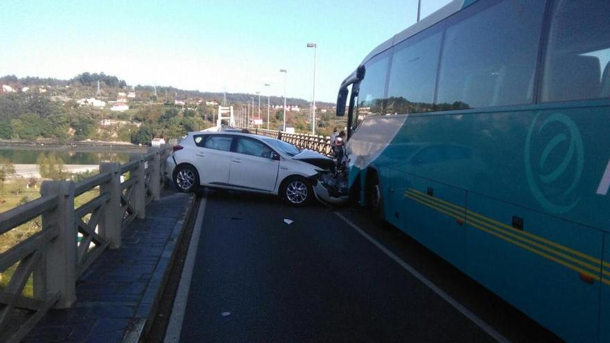 Cortado el puente de O Pedrido por una colisión entre un turismo y un autobús