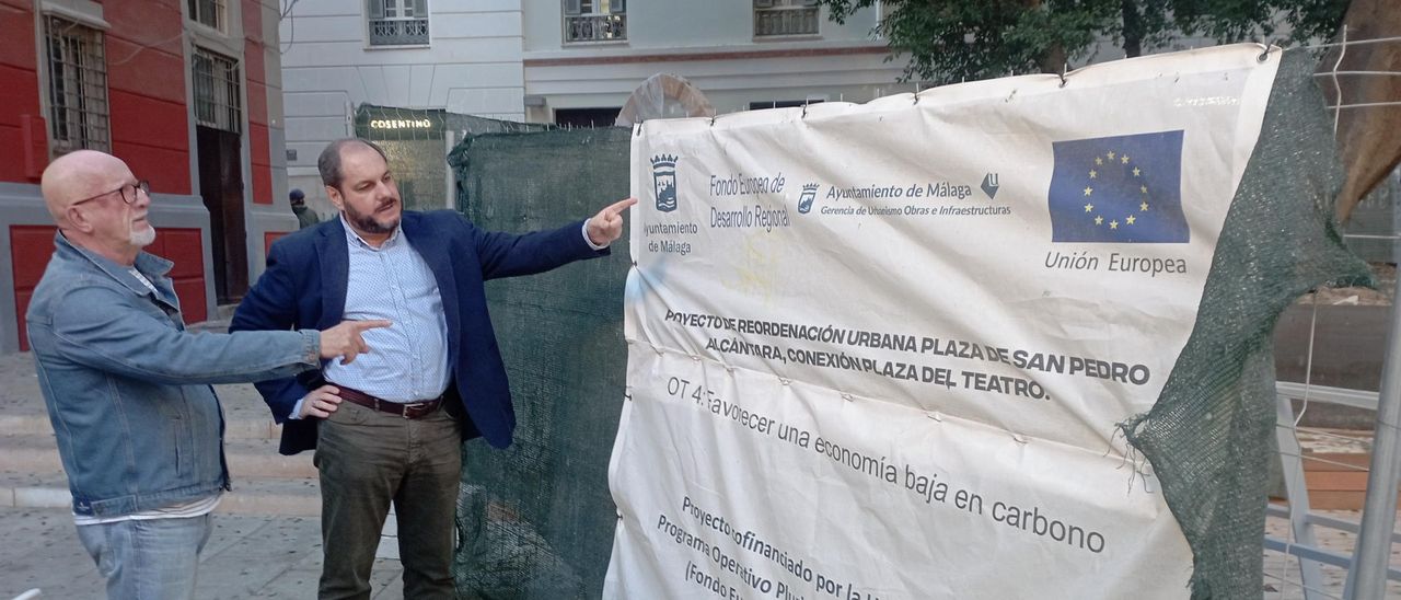 Joaquín Navas (izq.) y Carlos Carrera, delante del cartel de las obras con fondos europeos, en la plaza de San Pedro Alcántara.