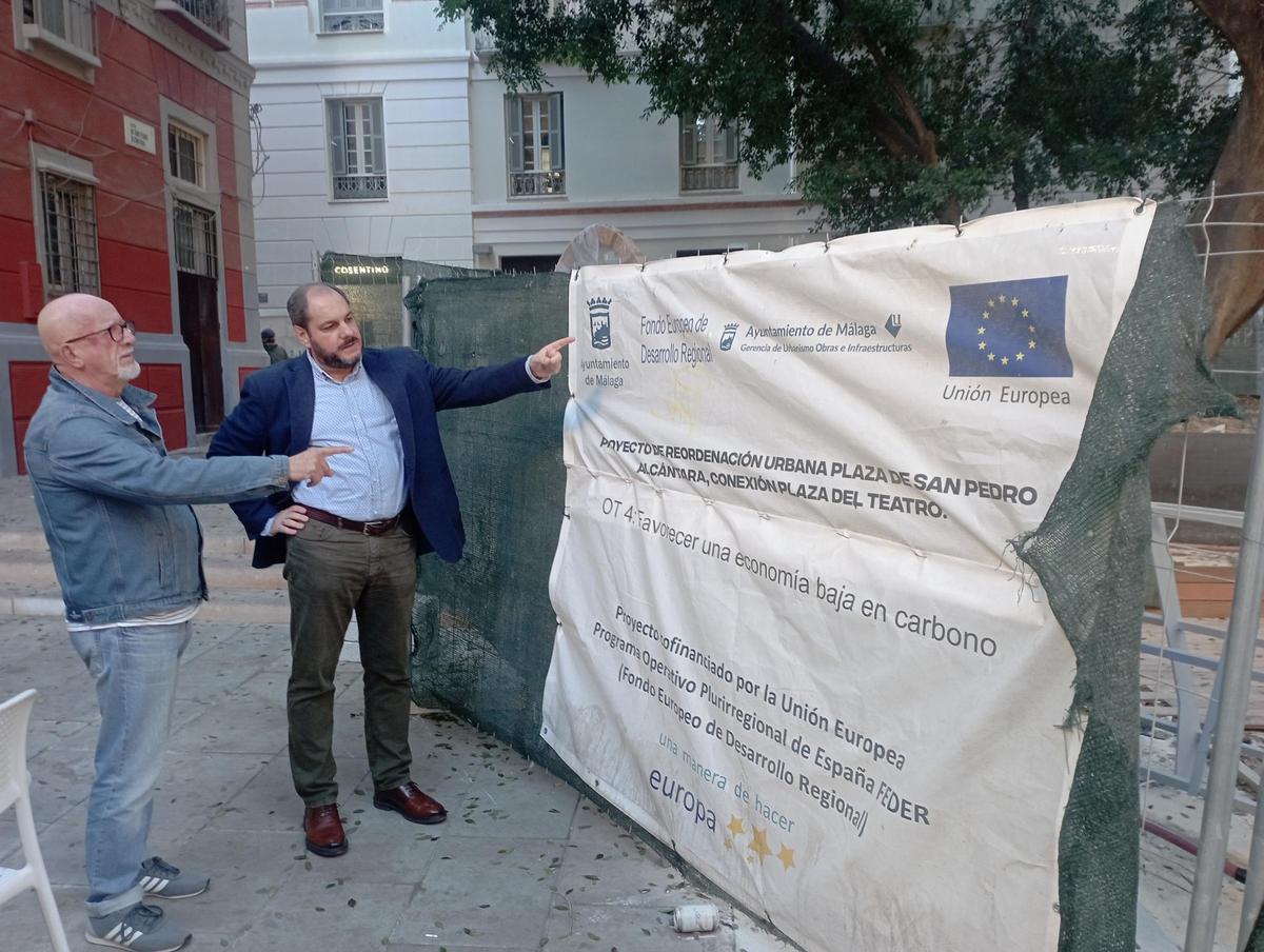 Joaquín Navas (izq.) y Carlos Carrera, delante del cartel de las obras con fondos europeos, en la plaza de San Pedro Alcántara.