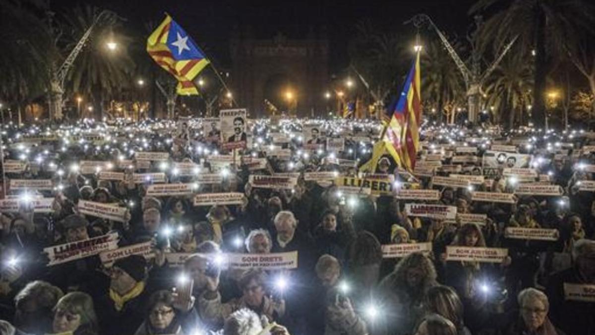 Protesta 8Miles de voces claman por la libertad de Jordi Sànchez y Jordi Cuixart en el paseo de Lluís Companys, anoche.