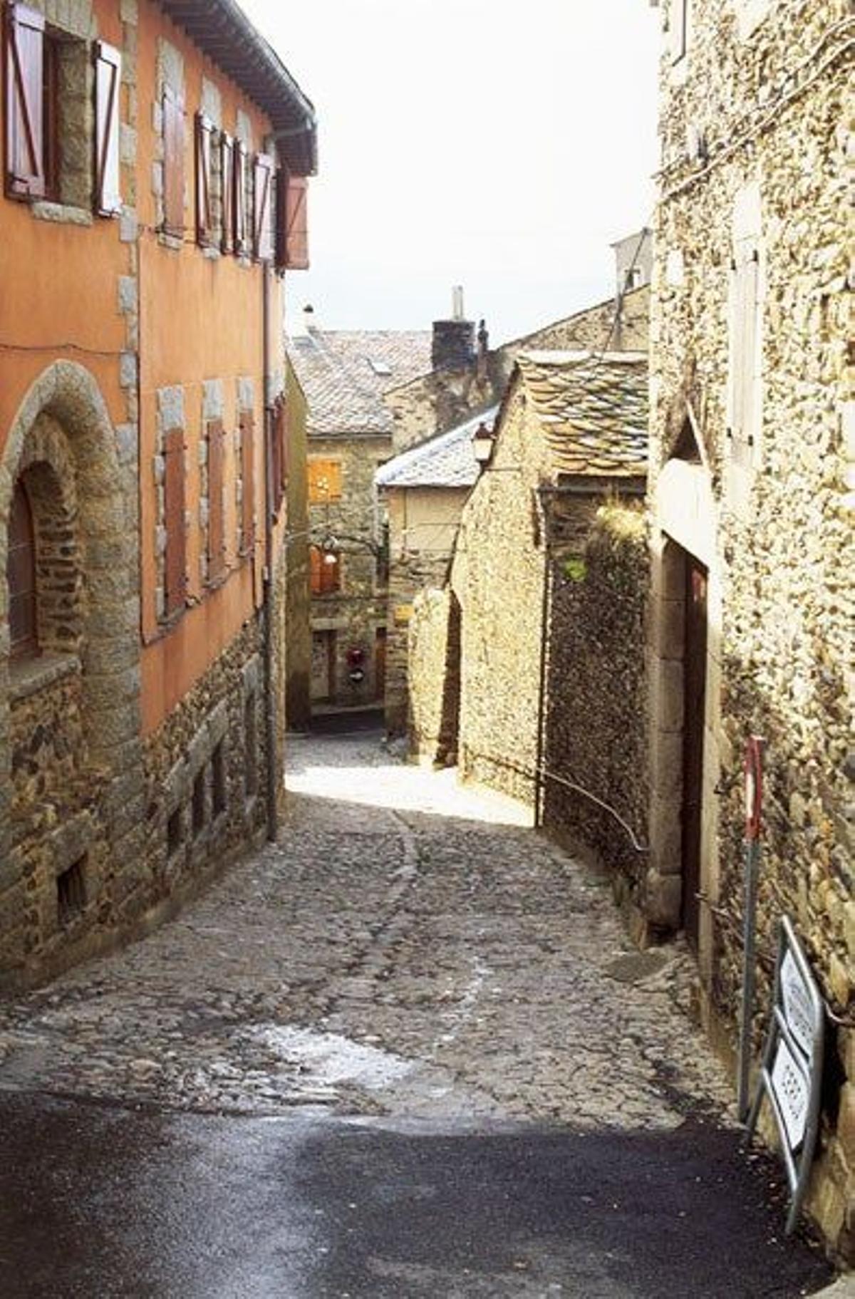 Llivia es un pequeño pueblo de la Cerdanya gerundense en el que destaca la construcción en piedra donde predomina la homogeneidad.