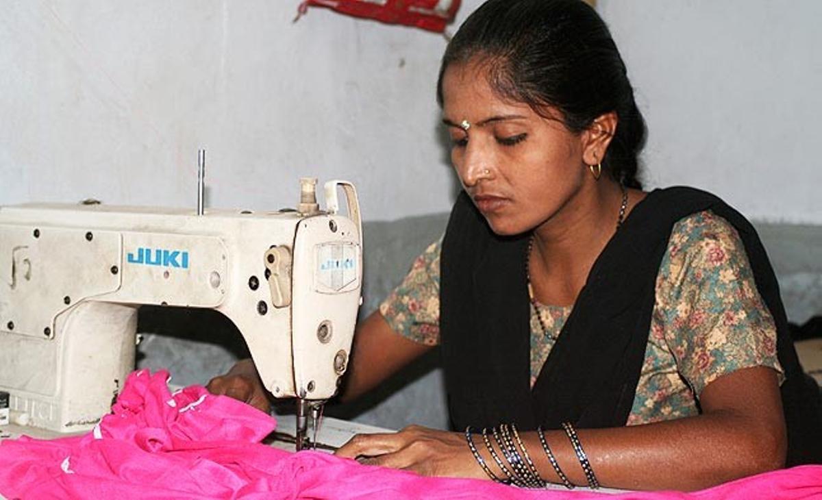 Una dona índia treballa aquest dimecres en un taller tèxtil de Nova Delhi. Milers de joves índies treballen sota un règim pròxim a l’esclavitud en empreses de teixit de cotó amb la promesa que al finalitzar els tres anys de contracte rebran els diners suficients per pagar el dot del seu matrimoni.