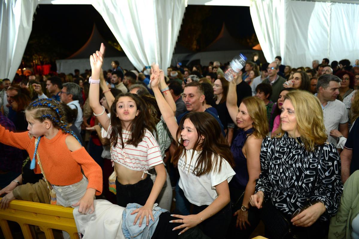 Asistentes al concierto de Mario Vaquerizo, en la feria de Plasencia.